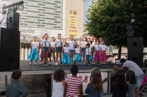 Centenas de pessoas no Sunset Moscavide 