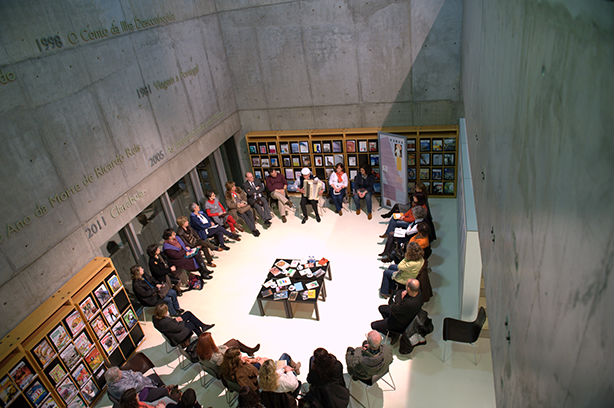 Fotografia de grupo numa sessão de leitura - comunidade de leitores