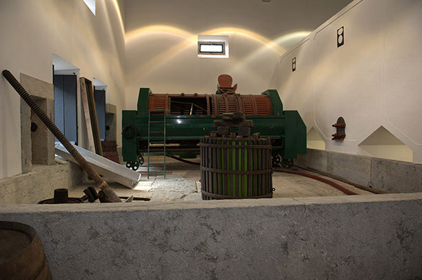 Equipamentos e artefactos utilizados na produção do vinho - Museu do Vinho e da Vinha