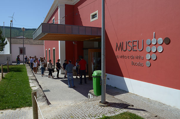 Entrada de visitantes no Museu do Vinho e da Vinha, foto da fachada e entrada principal