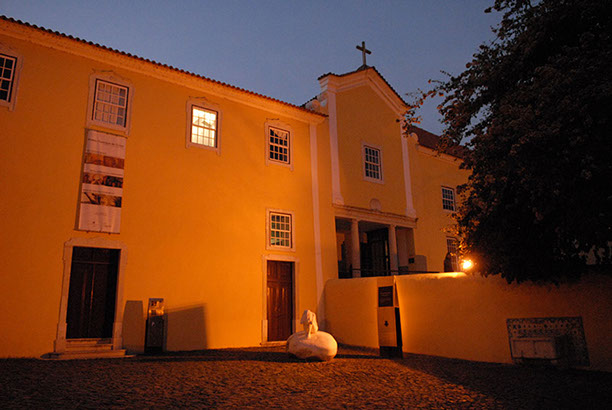 Vista noturna da fachada principal do Museu Municipal de Loures