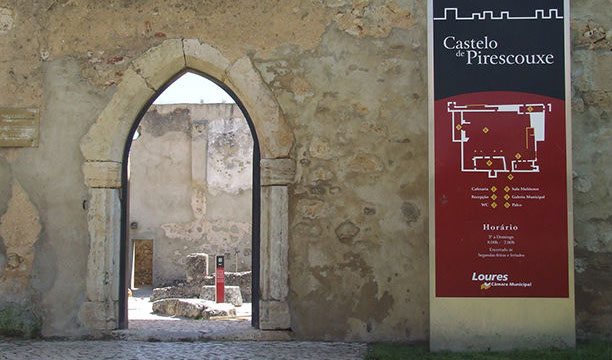 Vista frontal da entrada no Castelo de Pirescouxe