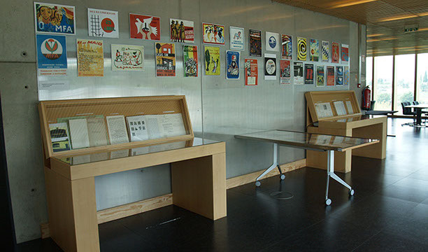 Expositores no espaço de receção e atendimento no Arquivo Municipal de Loures