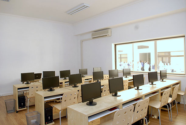 Perspectiva de uma das salas de aula, com computadores para cada formando, dedicada ao ensino das tecnologias de informação