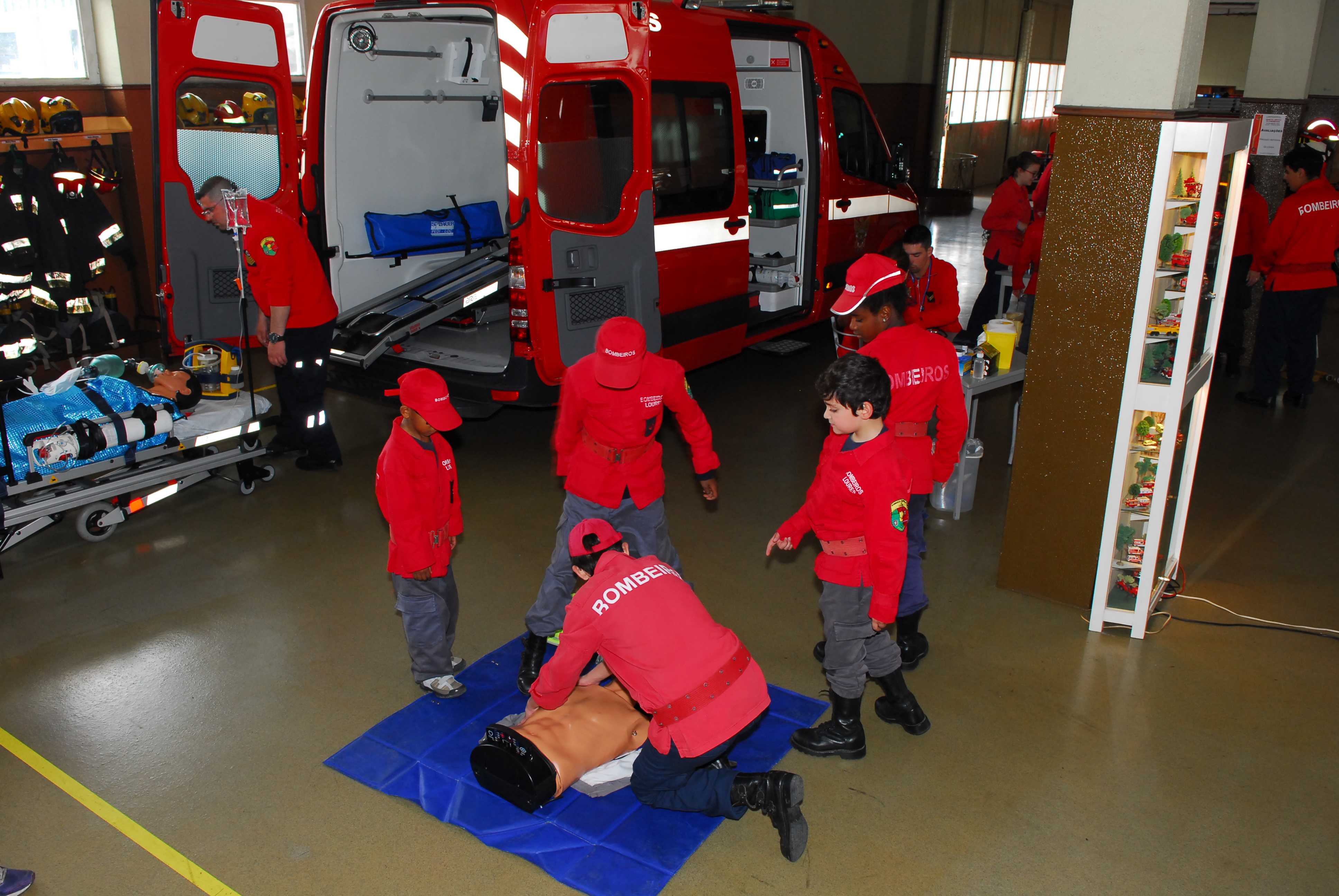 Bombeiros abrem quartel à comunidade