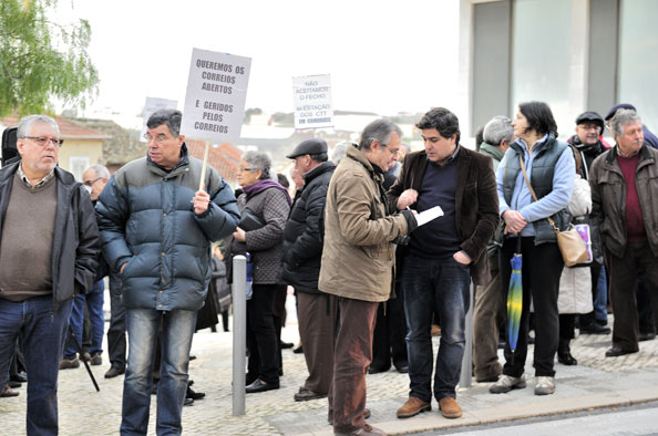 População manifesta-se contra encerramento dos CTT de Camarate