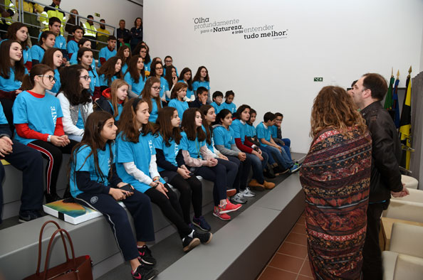 Plantação de pinheiros no Dia Mundial da Árvore