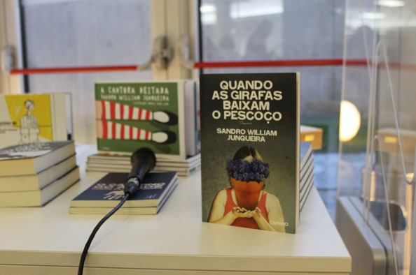 Escritor Sandro William Junqueira na Biblioteca Ary dos Santos